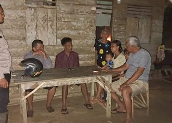 Bhabinkamtibmas Silou Kahean Dampingi Guru Bujuk Dua Murid SD Kembali Bersekolah*