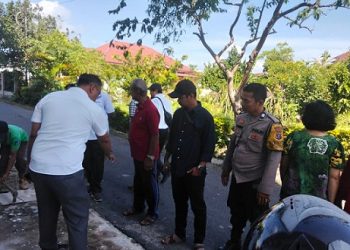 Bhabinkamtibmas Polsek Siantar Marihat Pengecekan Saluran Air di Gang Cisadane