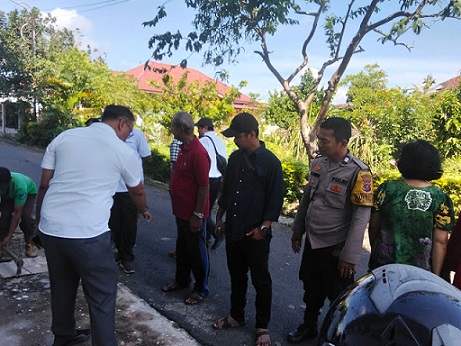 Bhabinkamtibmas Polsek Siantar Marihat Pengecekan Saluran Air di Gang Cisadane