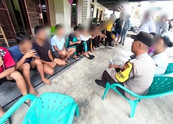 Bhabinkamtibmas Polsek Siantar Marihat Sampikan Himbauan Larangan Penggunaan Knalpot Brong Kepada Sekompok Remaja di Jalan Farel Pasaribu