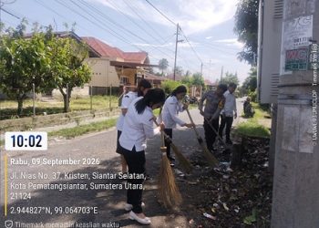 Bhabinkamtibmas Kelurahan Kristen BRIPKA Swandi mengikuti kegiatan gotong royong bersama di Jalan Nias
