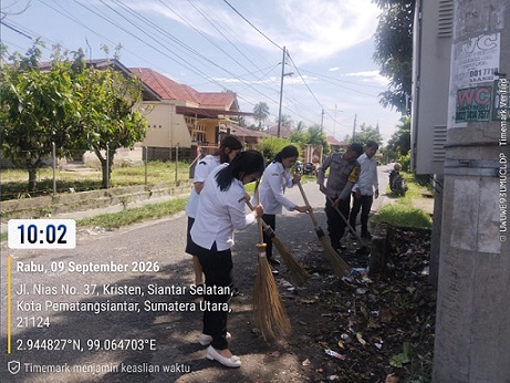 Bhabinkamtibmas Kelurahan Kristen BRIPKA Swandi mengikuti kegiatan gotong royong bersama di Jalan Nias