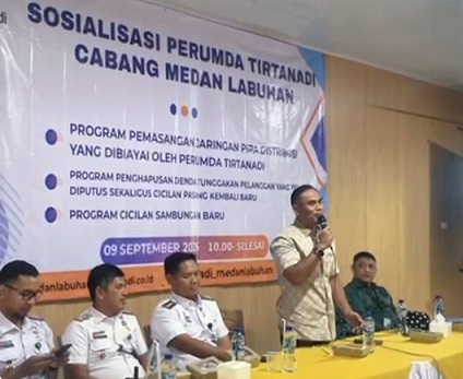 Anggota DPRD Kota Medan, Saipul Bahri yang hadir sosialisasi Perumda Tirtanadi Cabang Medan Labuhan untuk program pemasangan jaringan pipa distribusi gratis. (Foto Ist)
