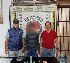 Pelaku Dede Irawan dan barang bukti diserahkan ke Sat Resnarkoba Polres Simalungun