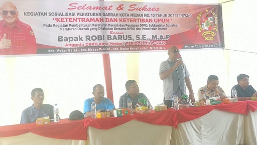 Ketua Fraksi PDI Perjuangan DPRD Kota Medan, Robi Barus SE M.AP saat Sosialisasi Perda Kota Medan Nomor 10 Tahun 2021 tentang Ketentraman dan Ketertiban Umum. (Foto Ist)