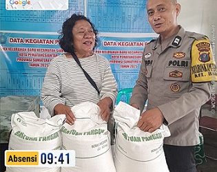Bhabinkamtibmas Kelurahan Baru AIPTU Yudi Patra melaksanakan monitoring pembagian bantuan pangan (Banpang) beras kepada warga binaan Kelurahan Baru