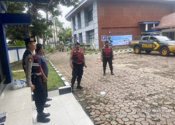 Personil piket Satuan Samapta Polres Pematangsiantar
patroli menggunakan kendaraan dinas roda empat (R4)