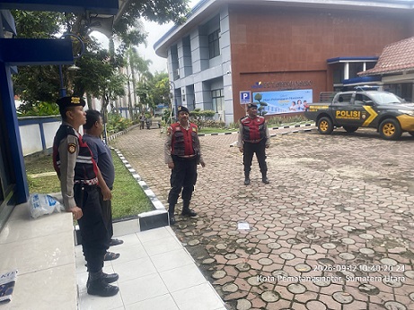 Personil piket Satuan Samapta Polres Pematangsiantar
patroli menggunakan kendaraan dinas roda empat (R4)