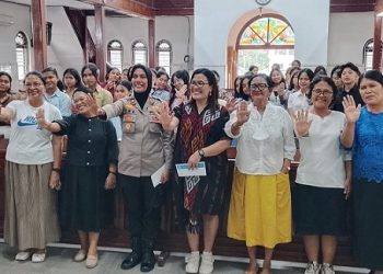 Kapolsek Siantar Selatan IPTU Suhaira Marbun SH hadir memberikan materi Stop Bully kepada pemuda pemudi yang belajar sidi atau Marguru Malua di Gereja HKBP Jalan Gereja