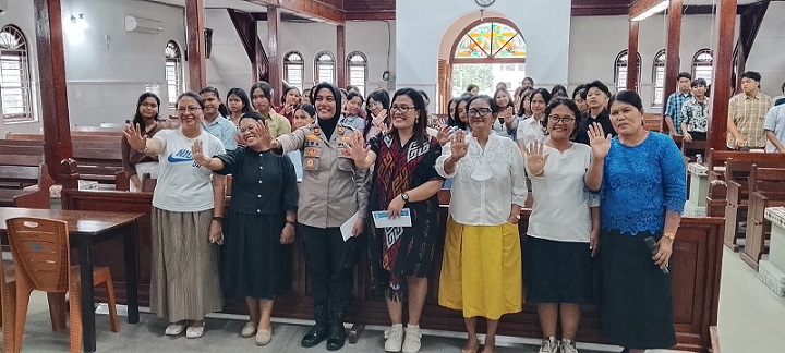 Kapolsek Siantar Selatan IPTU Suhaira Marbun SH hadir memberikan materi Stop Bully kepada pemuda pemudi yang belajar sidi atau Marguru Malua di Gereja HKBP Jalan Gereja