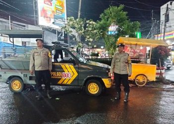 Piket Bhabinkamtibmas AIPTU Deddy Syam SH dan AIPTU R.P Damanik melaksanakan patroli Blue Light Patrol (BLP)