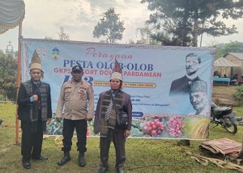 Aipda M. Sidabutar dan Brigpol D. Tobing laksanakan pengamanan kegiatan ibadah Minggu Kasih sekaligus perayaan Pesta Olop-olop Jemaat Gereja GKPS Resort Dolok Pardamean.