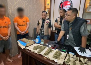 Dua bandar narkoba yang ditangkap polisi dengan memanfaatkan rumah kos di Jalan Garpu. (Foto Ist)