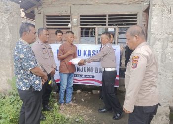 IPTU Benjamin Silaban, S.Tr.K bersama personil saat menyerahkan bansos kepada warga