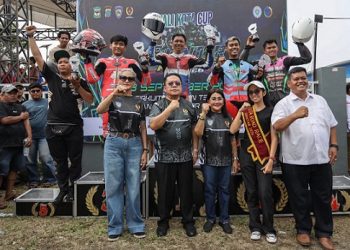 Wali Kota Pematangsiantar Wesly didampingi Ketua TP PKK Kota Pematangsiantar Ny Liswati Wesly Silalahi bersama Kapolres Pematangsiantar AKBP Sah Udur Togi Marito Sitinjak SH SIK MH dan Ketua Panitia Rocky Marbun photo bersama para peserta yang juara