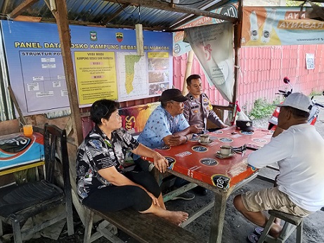 Piket Bhabinkamtibmas AIPDA Saut M. Manurung dan AIPDA Surya Darma melaksanakan kegiatan Patroli Kampung Bebas dari Narkoba (KBN) di Jalan Jawa