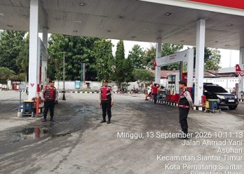 Personil piket Satuan Samapta AIPTU M. H Manurung, AIPDA Olo Simatupang AIPDA Dedi Siregar dan BRIGPOL Taufik Sihombing pengamanan dan monitoring SPBU Pertamina