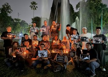 Sejumlah jurnalis dan Pewarta Foto Indonesia (PFI) Medan menggelar doa, tahlil, dan zikir bersama, untuk lima jurnalis dan tiga kru kapal yang hilang kontak saat meliput erupsi Gunung Anak Krakatau. (Foto Ist)