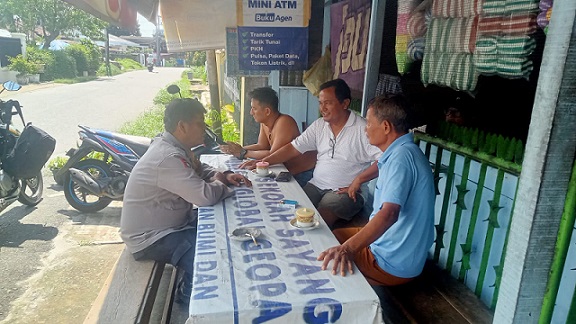 Bhabinkamtibmas Polsek Siantar Marihat AIPDA P. Sebayang Sambang Kamtibmas Antisipasi Curanmor di Jalan Pisang