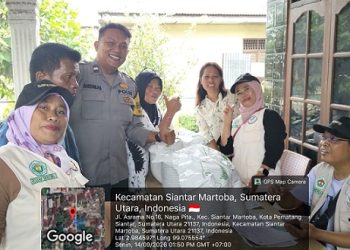 Bhabinkamtibmas Kelurahan Naga Pita Aipda A. Simatupang melaksanakan monitoring distribusi bantuan pangan (Bangpang) beras kepada warga