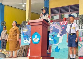 Kapolsek Siantar Selatan IPTU Suhaira Marbun SH hadir menjadi pembina upacara di SMP 12 Pematangsiantar