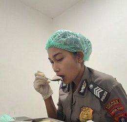 Dokkes Polres Pematangsiantar Brigadir Cory Sinaga SH melaksanakan Safety Food SPPG Yayasan Kemala Bhayangkari (YKB) Cabang Pematangsiantar