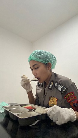 Dokkes Polres Pematangsiantar Brigadir Cory Sinaga SH melaksanakan Safety Food SPPG Yayasan Kemala Bhayangkari (YKB) Cabang Pematangsiantar