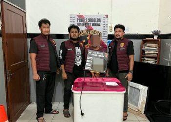 Maling mesin cuci yang ditangkap personil Polres Sibolga. (Foto Ist)