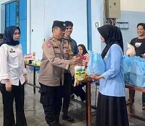 Bhabinkamtibmas Kelurahan Nagapitu AIPTU S. Ambarita dampingi penyerahan tali asih dari Ibu Kapolres Pematangsiantar kepada para relawan SPPG 3 YKB Cabang Pematangsiantar 