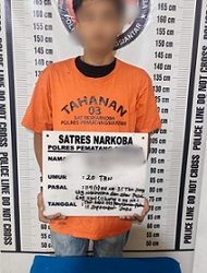 Tersangka MAFS alias Alif dan barang bukti