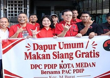Ketua DPC PDI Perjuangan Kota Medan, Hasyim SE bersama sejumlah pengurus Dr. Dra. Lily, MBA, MH saat berada di dapur umum di Medan Barat. (Foto Ist)