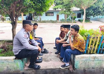 Bhabinkamtibmas AIPDA Ijon Rotuah Saragih melaksanakan sambang kamtibmas kepada pelajar di Jalan Melanthon Siregar