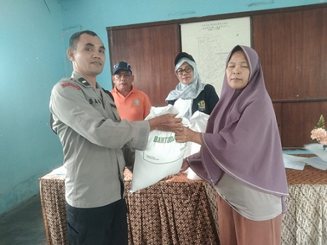 Bhabinkamtibmas Aipda Saut M Manurung monitoring distribusi Banpang beras kepada warga Kelurahan Sipinggol Pinggol