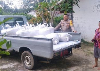 PS. Kanit Binmas AIPTU P. Manurung dan Bhabinkamtibmas Kelurahan Simalungun AIPTU Untung JF Nainggolan SH melaksanakan pendampingan penjualan jagung petani binaan