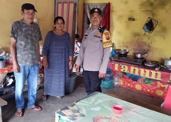 Kelurahan Naga Huta AIPDA Adilman Manalu melaksanakan sambang kamtibmas kepada warga di Jalan Parapat