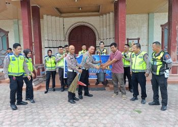 Kasat Lantas Polres Tanjungbalai, AKP Demonstar, S.H. M.H saat menyerahkan bantuan alat kebersihan