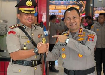 Kapolres Pematangsiantar AKBP Dhana Noer Kurniawan  berfoto bersama dengan Kapolrestabes Medan, Kombes Pol Dr Jean Calvijn Simanjuntak SIK MH usai upacara sertijab di Polda Sumut. (.Foto Ist)