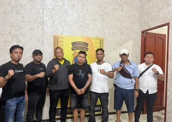 Pelaku JS alias Jonatan diapit Kanit Jatanras IPDA B. Situngkir SH bersama Tim Opsnal 