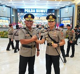 Kapolres Simalungun AKBP Dr. Hendri Nupia Dinka Barus, S.H., S.I.K., M.M dan AKBP Marganda Aritonang, S.H., S.I.K., M.M. salam komandan usai Sertijab di Polda Sumut