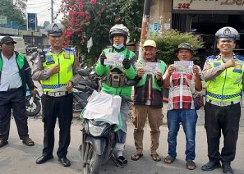 personil Unit Kamsel melaksanakan edukasi dan pembagian stiker tertib berlalu lintas masyarakat pengguna jalan