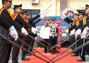 Tradisi Pedang Pora Iringi Pelepasan AKBP Sah Udur T. M. Sitinjak, S.H. S.I.K. M.H dari Mako Polres Pematangsiantar