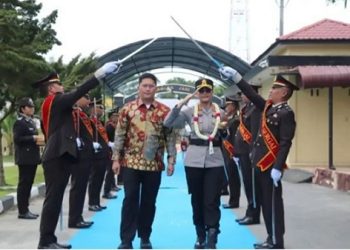 Kapolres Sergai yang baru, AKBP Sah Udur Togi Marito Sitinjak, S.H., S.I.K., M.H disambut pedangbpora saat tiba di Mapolres Sergai (Foto Ist)