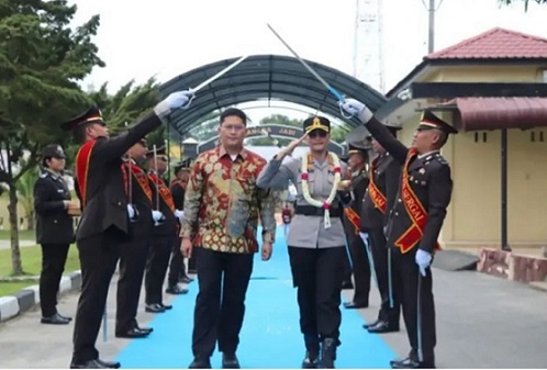 Kapolres Sergai yang baru, AKBP Sah Udur Togi Marito Sitinjak, S.H., S.I.K., M.H disambut pedangbpora saat tiba di Mapolres Sergai (Foto Ist)