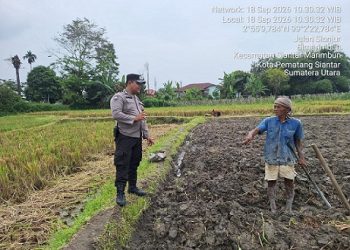 Bhabinkamtibmas Kelurahan Simarimbun Bripka Johannes C. Siregar melaksanakan sambang Door To Door System (DDS) di Persawahan Sianjur Nauli
