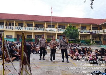Bhabinkamtibmas Aipda P. Butar Butar melaksanakan sambang kamtibmas di SMA Swasta Pelita