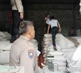 Bhabinkamtibmas AIPTU S. Ambarita, AIPTU J. Hutahuruk dan AIPTU A. Simatupang dampingi penjualan jagung petani binaan ke Bulog Cabang Pematangsiantar