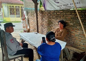 Bhabinkamtibmas Kelurahan Pardamean AIPDA P. Sebayang melaksanakan sambang kamtibmas di Jalan Farel Pasaribu