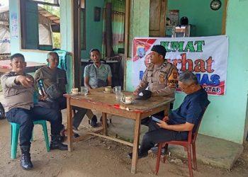 Bhabinkamtibmas melaksanakan Jumat Curhat Kamtibmas kepada warga Kelurahan Tanjung Pinggir