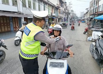 Personil Sat Lantas Polres Tanjungbalai Sapa Pengendara Pagi Hari