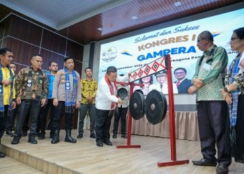 Wali Kota Pematangsiantar Wesly Silalahi SH MKn pukul gong membuka Kongres I Gampera. Kongres I Gampera